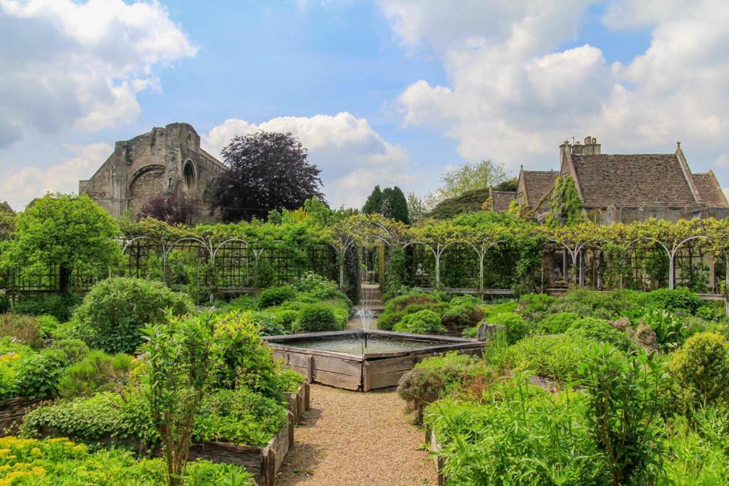 World Famous Abbey House Gardens Hostal Malmesbury Exterior foto